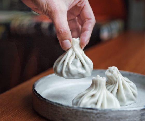 Пока границы закрыты: гастрономическое путешествие в ресторане «Есть хинкали & Пить вино»