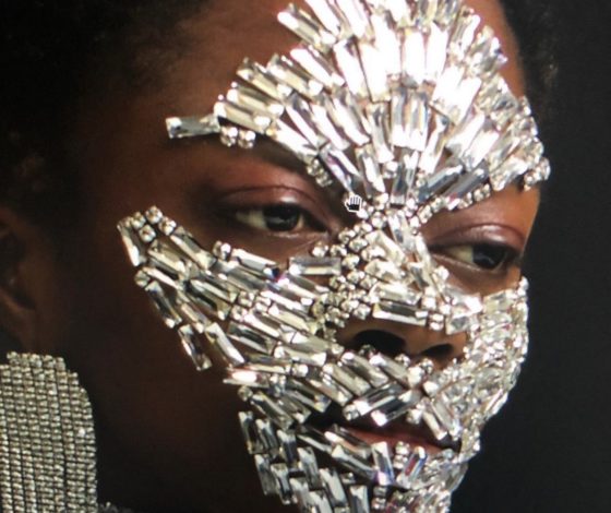 Маски из страз, ресницы из джинсы и жидкое золото: топ необычных идей для макияжа от звездного визажиста