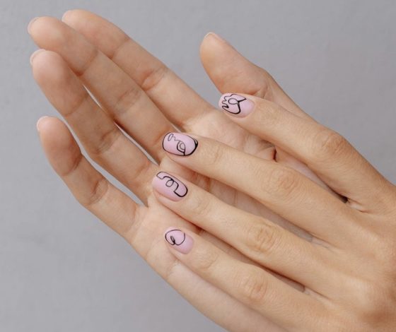 Тренд в маникюре: абстрактные изображения женских лиц