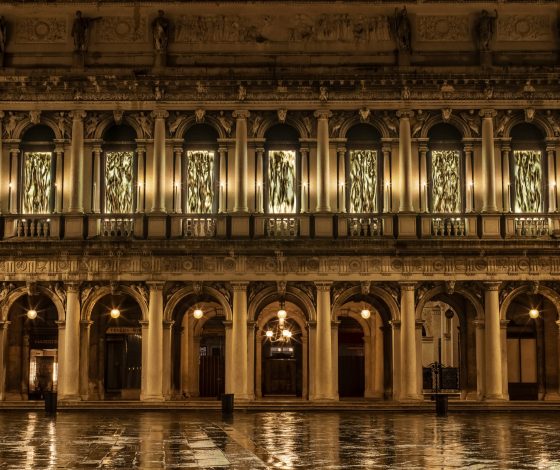 Dior и Фабрицио Плессе открыли выставку с золотыми фигурами в Венеции