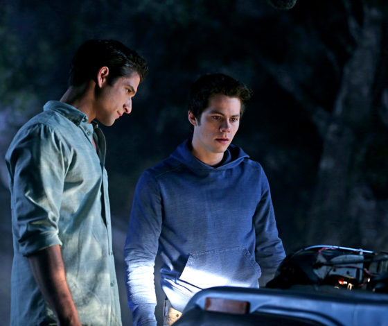 Доступ за деньги: звезда сериала «Волчонок» абсолютно голый играет на гитаре