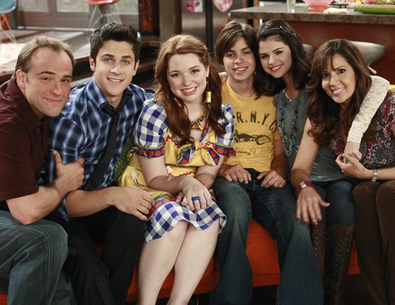 Вспомнить все: семья Руссо из «Волшебников из Вэйверли Плэйс» воссоединилась спустя 12 лет