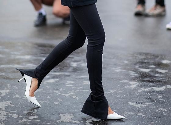 Тренд сезона: рассказываем, где купить брюки с разрезами