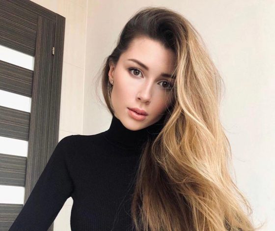 Смело: дочь Анастасии Заворотнюк выложила фото в плаще на голое тело