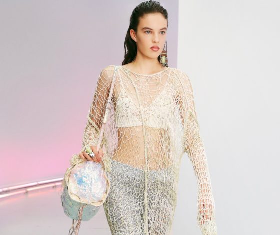 Прозрачные брюки и платье из сетки на показе Acne Studios