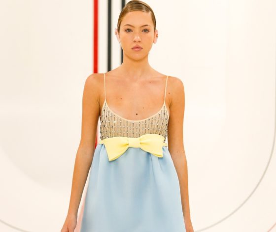 Дочь Кейт Мосс в голубом мини на показе Miu Miu