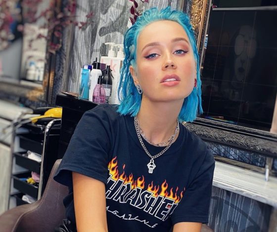 На всю страну мне указали петь для друзей и родителей: показываем, как выглядела Клава Кока до популярности