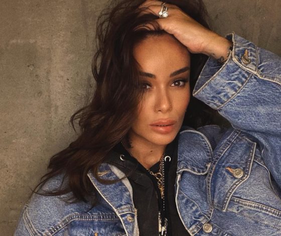 Хочу, чтобы мама любила меня: Айза Долматова рассказала о сложных отношениях с мамой и бывшим мужем