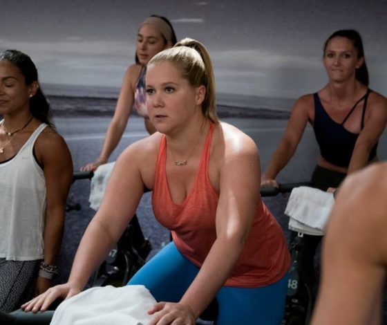 Теннис, йога, хайкинг: узнали, каким спортом занимаются наши звезды