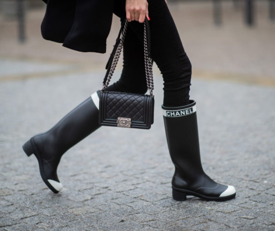 На платформе или с цветной подошвой: где купить трендовые резиновые сапоги