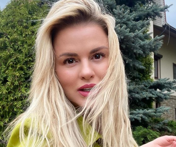 «У меня дикая слабость, все время хочется спать»: Анна Семенович заболела воспалением легких