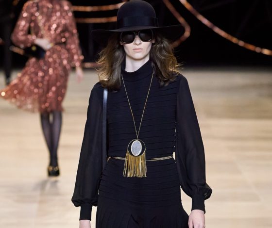 Панамы, кепки и шапки: Celine выпустили капсулу головных уборов