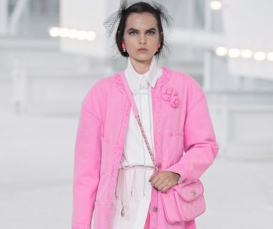 Подвески в виде сумок и розовый пиджак мечты: Chanel представили коллекцию SS21 в Париже