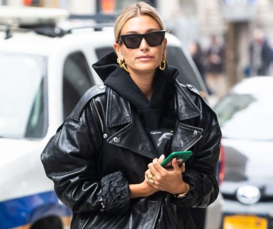 Ничего приталенного: кожаная куртка оверсайз на осень в стиле Хейли Бибер