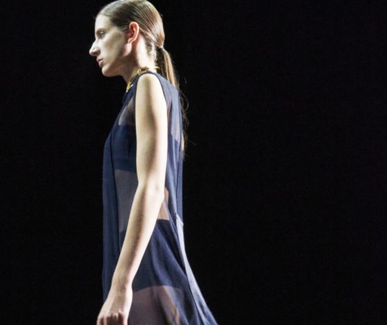 Золотые сапоги и прозрачное платье в пол в коллекции Jil Sander SS21