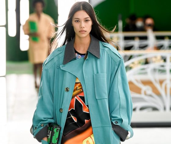 Огромные вязаные жилеты и тренчи в пол на показе Louis Vuitton