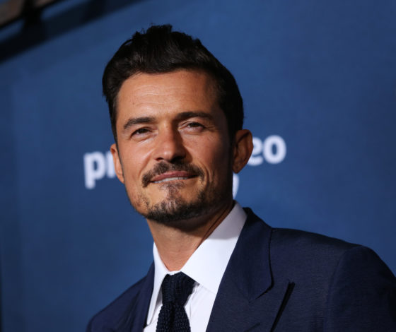 «Отец года»: полуголый Орландо Блум украшает комнату маленькой дочери