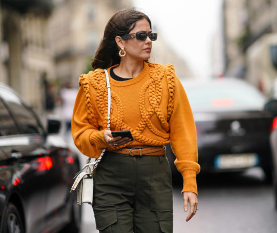 Тренд сезона: где купить укороченные свитера на осень