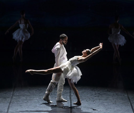 Премьера во Франции: Игорь Чапурин создал костюмы для спектакля «Лебединое озеро»