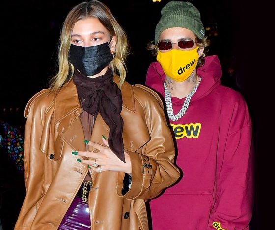 Вдохновляемся стилем Хейли Бибер: где купить кожаный тренч