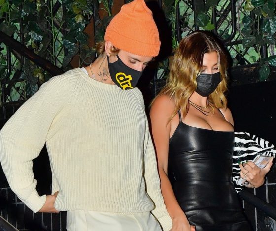 В стиле Хейли Бибер: выбираем кожаное платье на осень