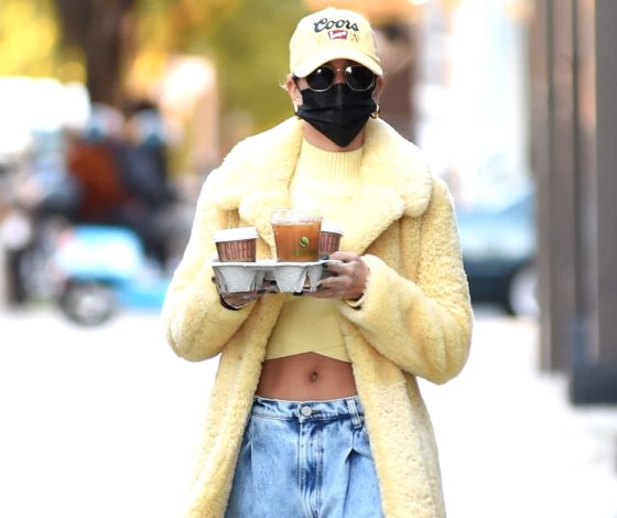 Вещь года: Хейли Бибер в пальто за 700 тысяч рублей, которое обсуждают все