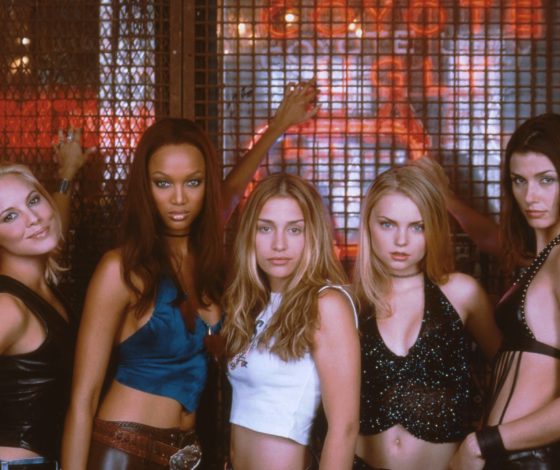 В честь перезагрузки фильма «Бар «Гадкий койот»»: показываем, как за 20 лет изменились актеры