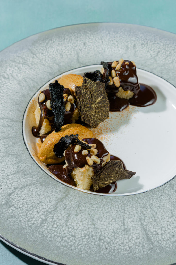 Мягкий пирог с кедровыми орехами, шоколад, лисички и мороженое из белых грибов