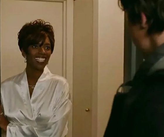 Для фанатов «Брата-2»: как сейчас выглядит телеведущая, которая приютила Данилу Багрова