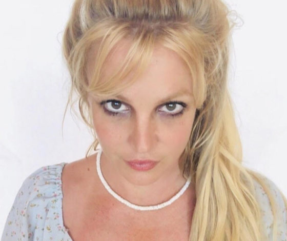 Как будто не спала месяц: топ ошибок в макияже, которые делают лицо уставшим