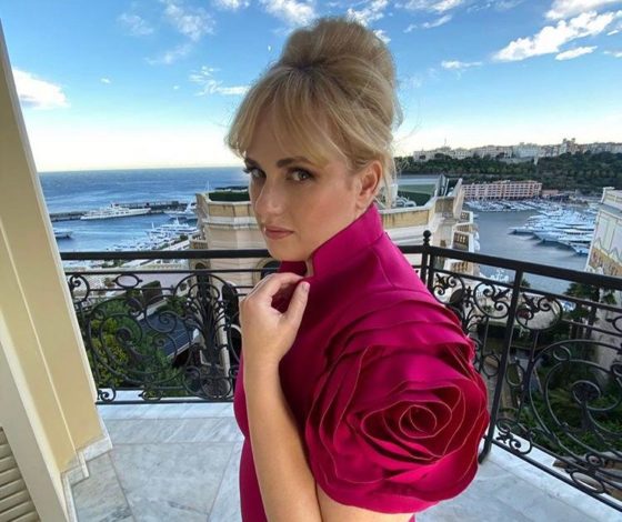 Худеет на глазах: Ребел Уилсон выложила фото в облегающем платье