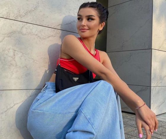 От леопардового комбинезона до кроп-топа: как менялся стиль Дины Саевой