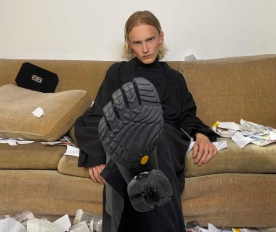 Дутые тапки и кроссовки-носки: собрали необычные обувные релизы