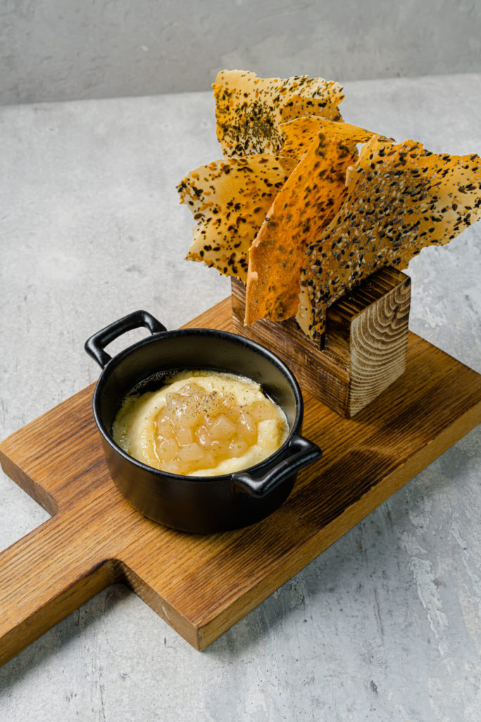 Запеченный сыр «Брийя де Шевр» чатни из груши и хрустики с семечками