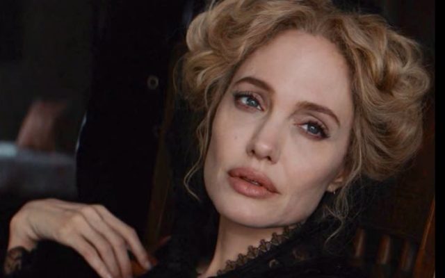 Голая Анджелина Джоли (Angelina Jolie) видео