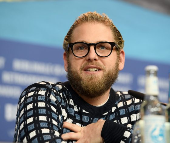 Похудевший и в татуировках: как сейчас выглядит звезда «Мачо и ботана» Джона Хилл?