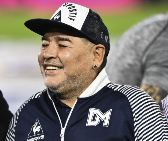 Рассказываем, как простились знаменитости с Марадоной