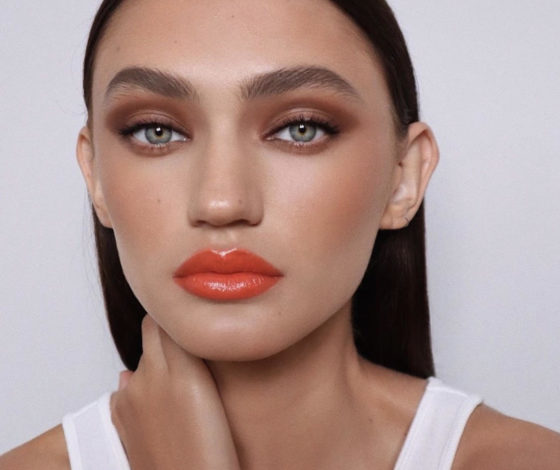 Для свидания и делового ланча: топ универсальных помад-карандашей