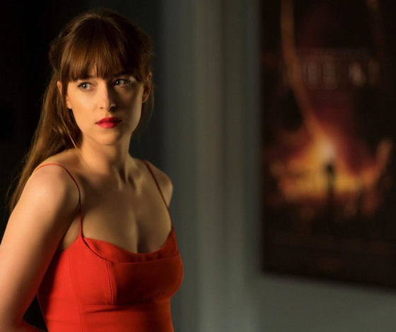 Йога, обертывания с кокосовым маслом и персиковые румяна: секреты красоты Дакоты Джонсон