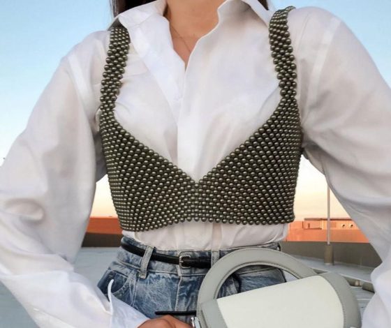 С рубашкой и водолазкой: как носить кроп-топ зимой и выглядеть стильно