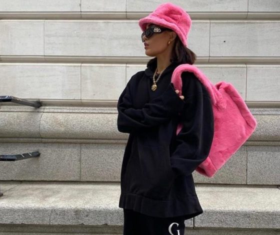 На примере модных блогеров: как составить зимние образы с яркой одеждой