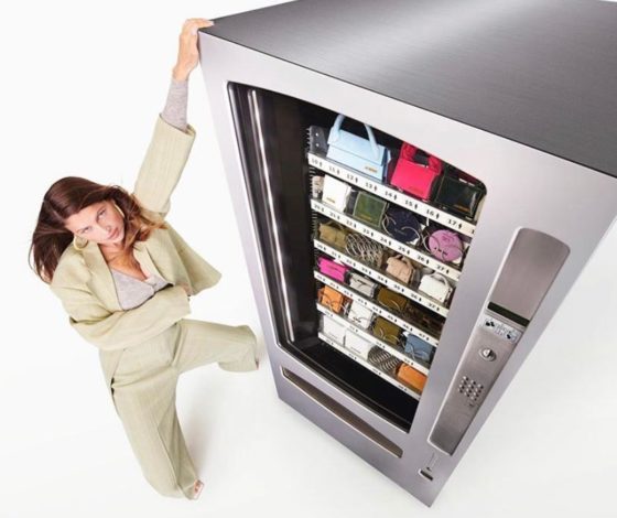 Кнопочный телефон и плеер: Летиция Каста снялась в новом кампейне Jacquemus