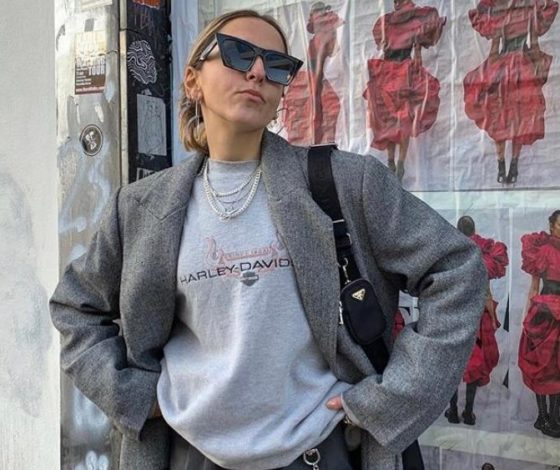 Утепляемся: как стильно носить толстовку этой зимой