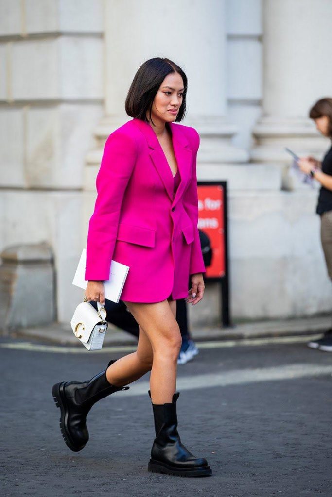 Носи челси с ярким пиджаком. Если не боишься замерзнуть, надевай его на голое тело