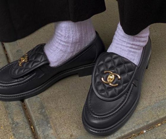 Эльза Хоск носит трендовые чёрные лоферы: где купить такие