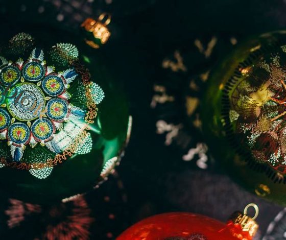 Готовимся к Новому году: елочные украшения от Dior