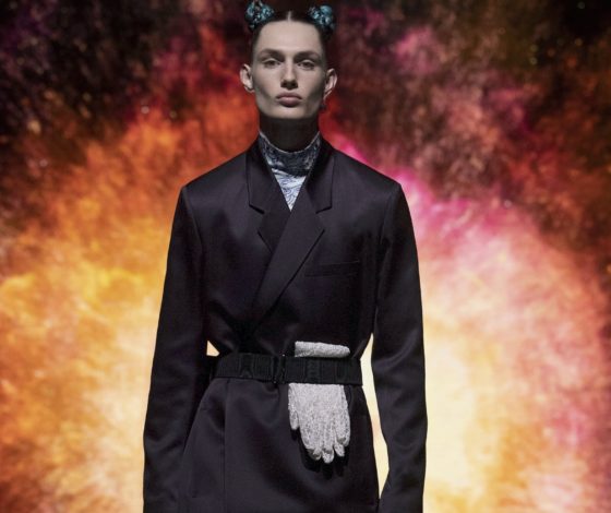 Приталенные пиджаки и яркие сумки на показе Dior Men