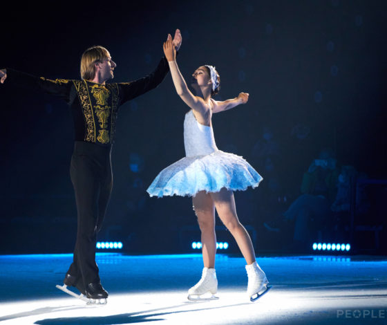 Юлианна Караулова, Юлия Барановская, Яна Рудковская и другие на премьере шоу-сказки на льду «Лебединое озеро»