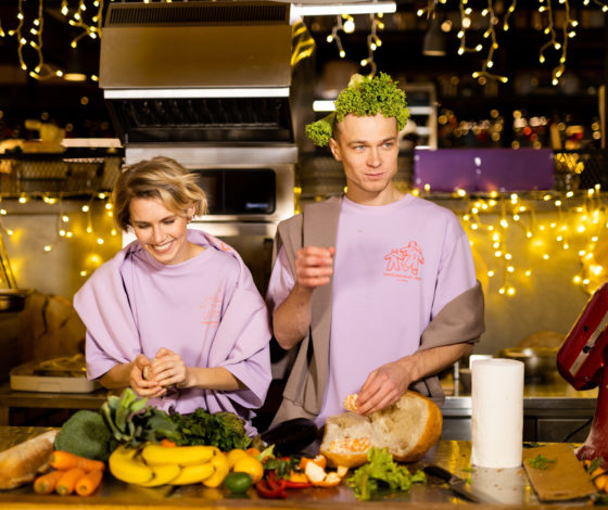 Рецепты полезных новогодних блюд прямо на худи: новый формат кулинарной книги