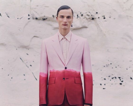 Приталенные костюмы в новой коллекции Alexander McQueen 2021